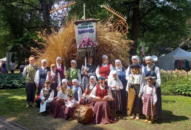 Folkloras kopa "Āravieši"